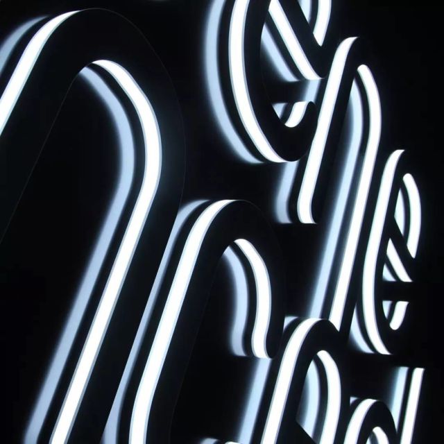 En juin dernier, @ebene_concept nous a confié la réalisation de son enseigne.  📏 Près de 20m² au total, accompagné de lettres lumineuses de 60cm de hauteur pour un rendu à la fois épuré & efficace.  .
.
.
.  #showroom #cuisine #agencement #deco #enseigne #enseignelumineuse #sign #lightsign #lasercut #blackandwhite #savoie