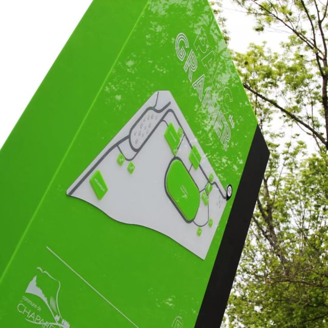 Peau neuve pour la signalétique de ce parc situé au pied du Mont Granier. C'est au printemps dernier que nous avons conçu, fabriqué & installé ces totems.  💿 Inclusion de Tags NFC  🗻 Choix des matériaux et des textures en accord avec l'environnement:  ◾ Une structure habillée de stratifié compact effet pierre faisant face à la falaise.
◾ Des parties hautes en PMMA, d'un vert acidulé, rappelant la nature mais également la charte graphique de la municipalité.  .
.
.
.  @isere.le.departement @massifchartreuse
#isere #signaletique #plan #montagne #chartreuse #parc #nature #montgranier #signdesign #mountainlovers #map #parksigns #accentgrave_laser